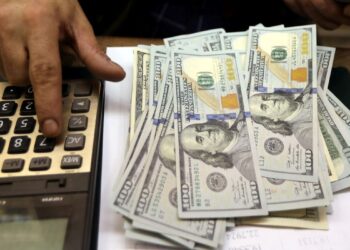 Dólar volta a R$ 5 com divulgação do PIB e acordo nos Estados Unidos