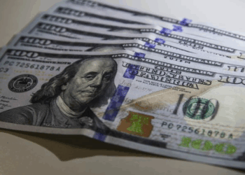 Dólar abre a sexta-feira (19) em alta de 0,02% em relação ao último fechamento