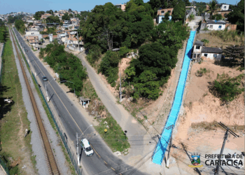Secretaria de Obras de Cariacica entra na fase final de construção de escadaria em Flexal II