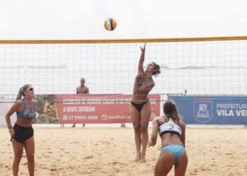 Torneio de vôlei de praia reúne atletas de diversas idades nas areias da Praia da Costa-Vila Velha