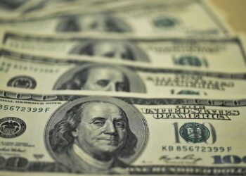 Enfim, o dólar está abaixo dos R$ 5,00