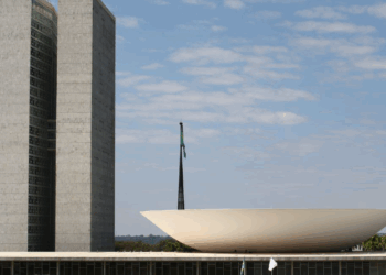 Sistema tributário brasileiro é principal entrave ao crescimento econômico, diz especialista