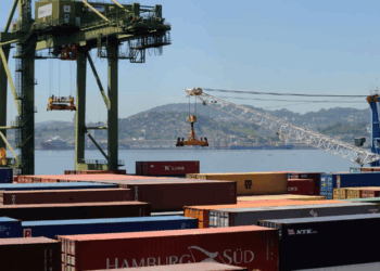 Balança comercial do setor químico apresenta déficit de US$ 15,5 bilhões até abril