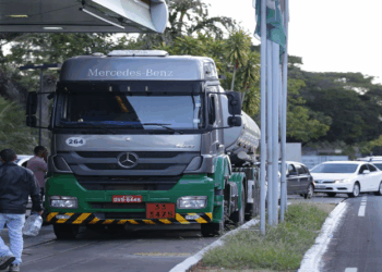 “Desconto no preço de veículos vai encarecer o diesel e prejudicar os pobres”, afirma economista