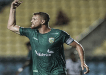 Preocupado com gramado do Gil Bernardes, Ferrugem confia na fase do Porto Vitória