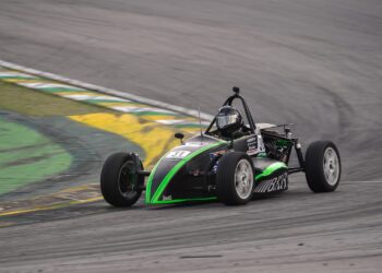Piloto capixaba Dieckle Icklis vence corridas em Interlagos e lidera campeonato