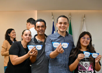 Olhar Vitória  emoção marca entrega de “vale óculos” para estudantes