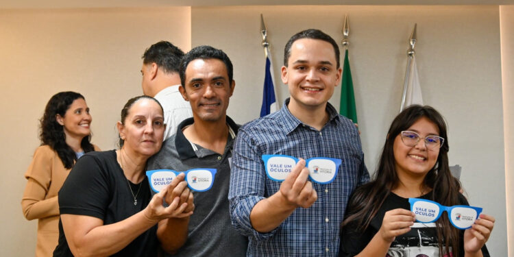 Olhar Vitória emoção marca entrega de “vale óculos” para estudantes