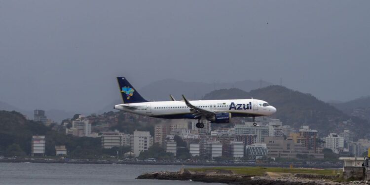 Petrobras reduz preços de querosene de aviação