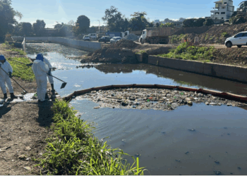 Secretaria de Serviços de Cariacica recolhe quase quatro toneladas de lixo em canal na região de Bela Vista