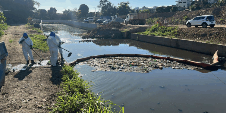 Secretaria de Serviços de Cariacica recolhe quase quatro toneladas de lixo em canal na região de Bela Vista