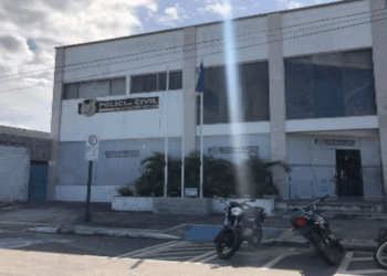 Mulher é agredida e abandonada sem roupas em terreno baldio de Linhares