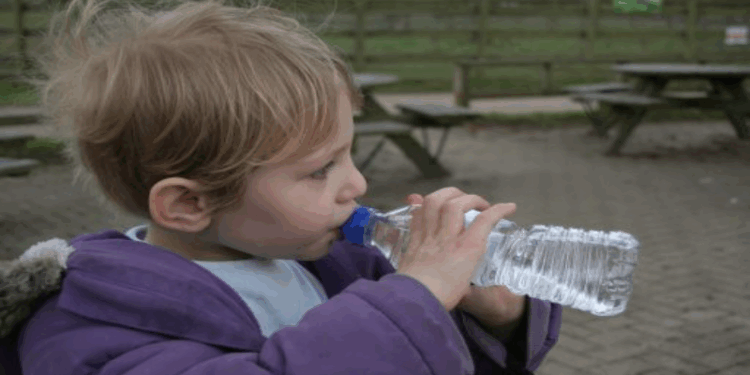 Meu filho não quer beber água, e agora?