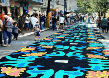 Castelo se prepara para receber 100 mil turistas para ver os mais de 2 km de tapetes de Corpus Christi