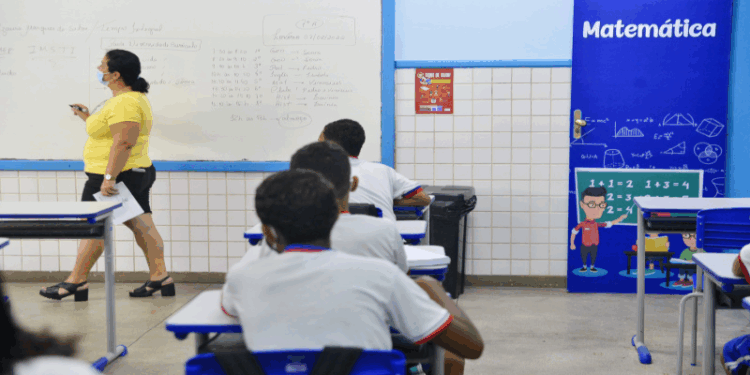 Prefeitura de Vitória concede gratificação aos servidores da Educação