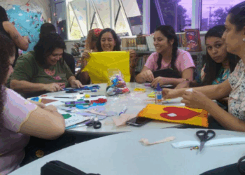 Escolas em Vila Velha recebem oficinas de confecção de livros sensoriais artesanais