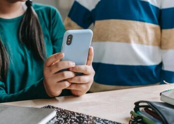 Como o uso excessivo de telas pode afetar o desenvolvimento do seu filho