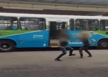 Passageiros trocam chutes e socos no Terminal de Carapina por causa de fila
