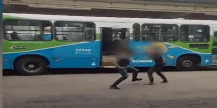 Passageiros trocam chutes e socos no Terminal de Carapina por causa de fila