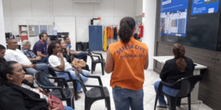 Defesa Civil ensina lideranças comunitárias como identificar áreas de risco