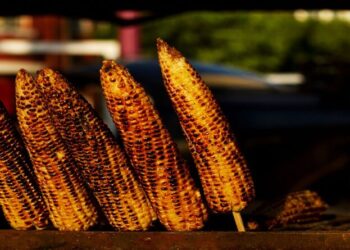 Pipoca, milho verde e quebra-queixo: saiba os riscos dentais ao consumir comidas juninas