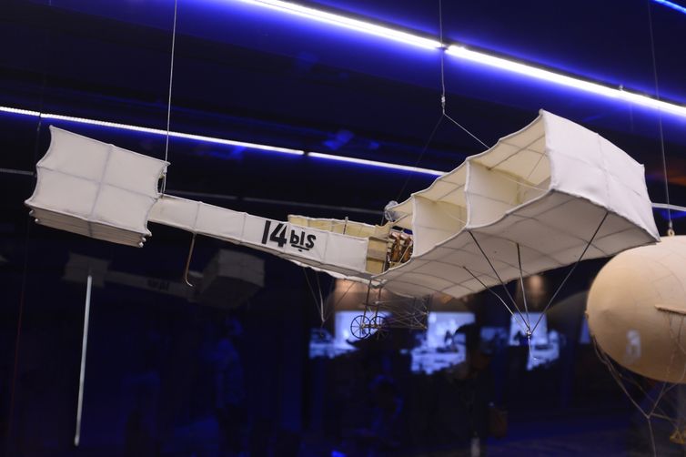 Rio de Janeiro (RJ), 26.04.2016 - Exposição no Museu do Amanhã, centro do Rio apresenta o lado inovador e artístico de Santos Dumont, a mostra conta com réplicas em tamanho real além de conteúdo interativo e audiovisual. Foto: Tomaz Silva/Agência Brasil