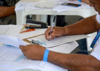 Volume de serviços no país cai 1,6% de março para abril