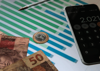 Empresas brasileiras gastam quase dez vezes mais tempo com impostos do que concorrentes