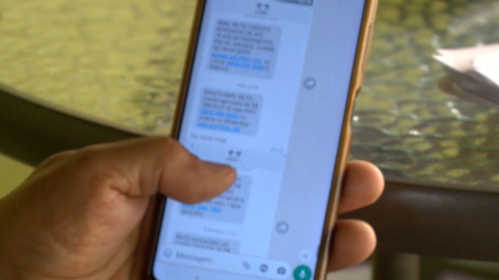 Sindicato dos Aposentados diz que PL que proíbe empréstimos por telefone poderia proibir mensagens SMS e por WhatsApp. — Foto: Reprodução/TV Gazeta