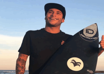 Krystian Kymerson vai em busca do título de torneio de surf em Pernambuco