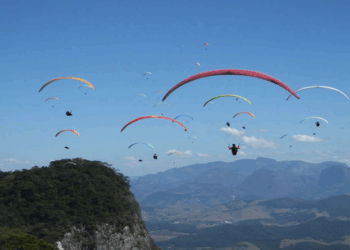 Castelo recebe pilotos de vários países para campeonatos de parapente