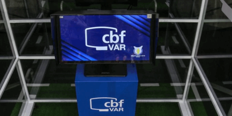 CBF anuncia mudança no impedimento e decisão no telão após VAR na Série A do Brasileirão 2023