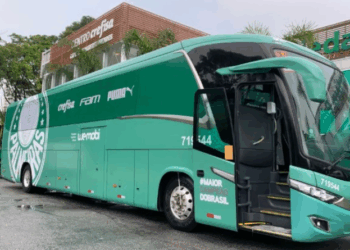Ônibus bate na chegada, mas Palmeiras treina sem problemas na Bolívia; veja provável escalação