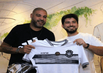 Adriano recebe camisa do Rio Branco no ES e torcida brinca: ‘Estreia quando?’