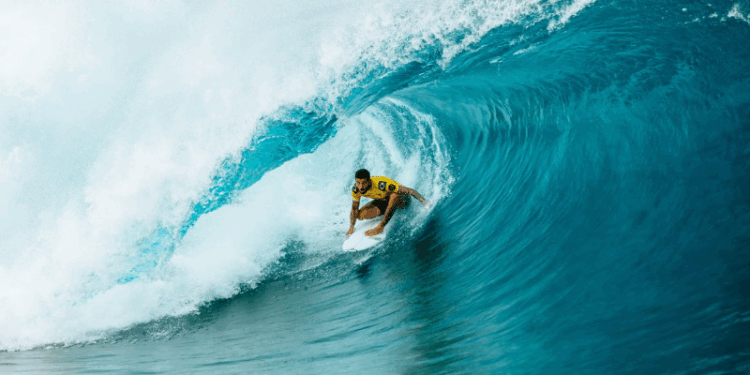 Surfe: Filipe Toledo avança em Teahupo’o e garante vantagem no Finals