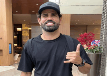 Diego Costa desembarca no Rio de Janeiro para se apresentar ao Botafogo