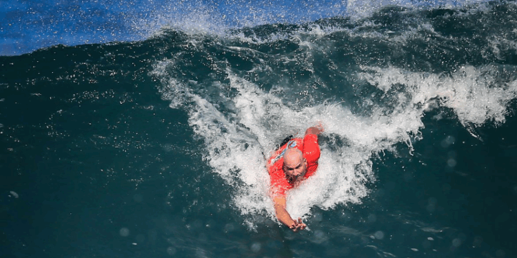 Surfe de peito, o esporte que faz do corpo uma prancha