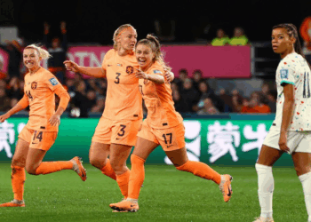 Atual vice-campeã, Holanda inicia Copa superando Portugal