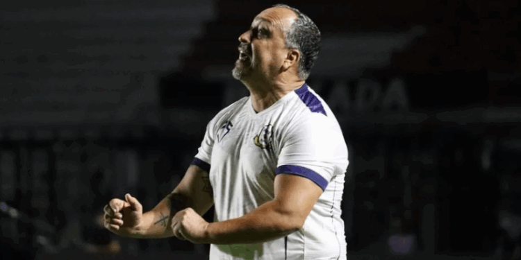 Estrela do Norte anuncia acerto com o técnico Charles de Almeida