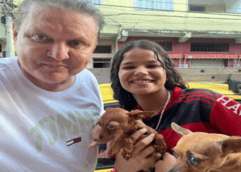 Prefeito de Cariacica se comove e devolve cachorro que achou na rua