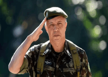 Ameaças e “dedo na cara” entre general Arruda e ministro Flávio Dino colaborou para sua exoneração