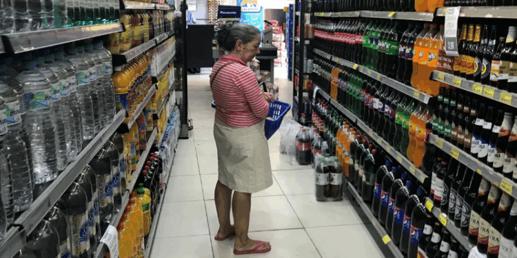 Embalagens ocultam parte dos aditivos em alimentos vendidos no Brasil