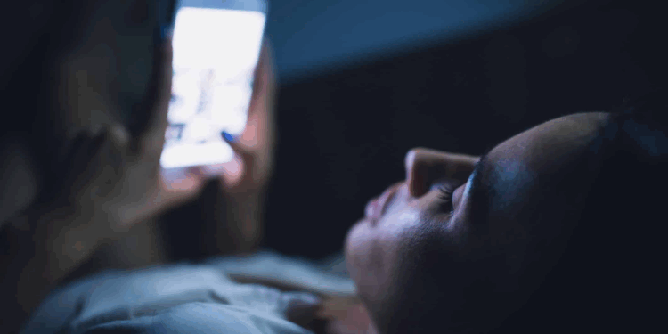 Brasileiros passam mais de 13h assistindo a filmes e séries em streaming aponta pesquisa