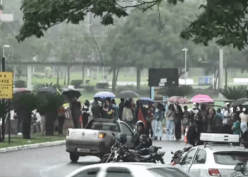 Alunos bloqueiam entrada da Ufes, em Vitória, em mais um dia de protesto