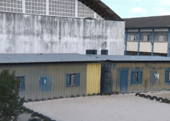 Alunos estudam há mais de um ano em contêineres usados como salas de aula improvisadas em escola de Linhares