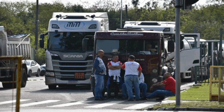 Motoristas paralisam transporte de combustíveis no ES