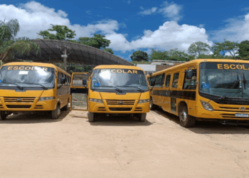 Sedu realiza entrega de ônibus escolares aos municípios de Águia Branca e Água Doce do Norte