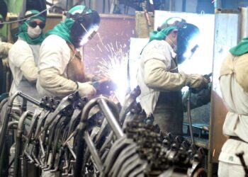 Produção industrial cresce 0,3% de abril para maio