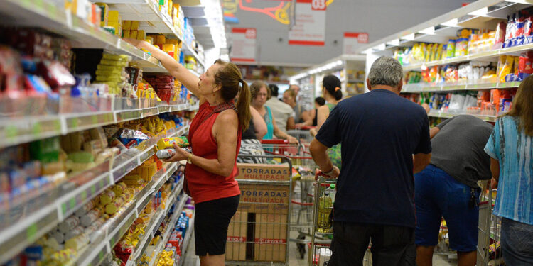 Inflação desacelera em cinco de sete capitais brasileiras