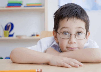 O impacto do bullying na saúde mental de quem usa óculos e tem alto grau